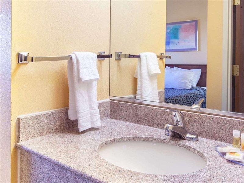 Days Inn By Wyndham Canastota Verona Exterior photo